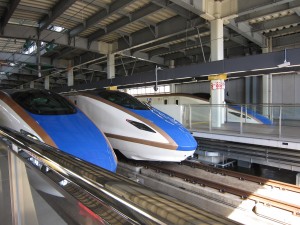 JR北陸新幹線 金沢駅 ゴールデンウィークのせいか列車が3本止まっていました