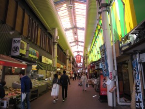 石川県金沢市 近江町市場 鮮魚店や青果店、飲食店が立ち並びます