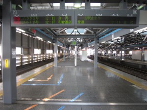 JR北陸本線 福井駅 1番線・3番線 主に金沢方面行きの列車が発着します