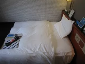 アパホテル 金沢駅前 シングルルーム ベッド セミダブルサイズなのか、かなりでかいです