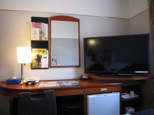 アパホテル 金沢駅前 シングルルーム デスク回り テレビが大きいです