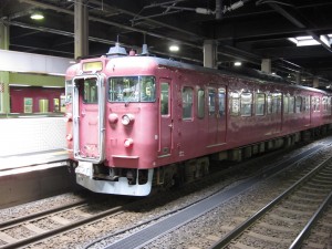 JR七尾線 415系 前面 金沢駅にて
