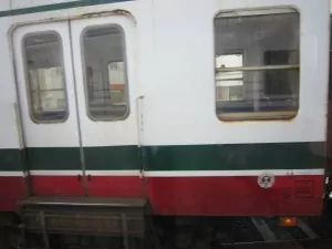福井鉄道の旧型電車 路面区間でも乗客の乗り降りができるよう、開閉式のステップが付いています