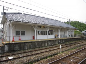 えちぜん鉄道 勝山永平寺線 永平寺口駅 1番線ホームと駅舎 でも使っていないみたいです