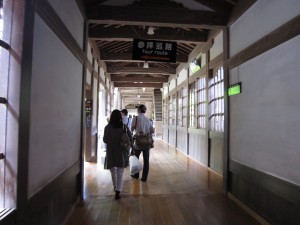 大本山 永平寺 東司、山門、浴室を結ぶ廊下 左側が東司 正面が山門