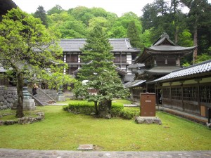 大本山 永平寺 僧堂から撮影 左側が仏殿 正面が庫院 右が中雀門