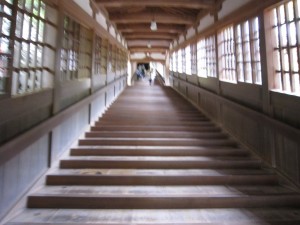大本山 永平寺 僧堂から法堂へ行く廊下 結構な急階段です