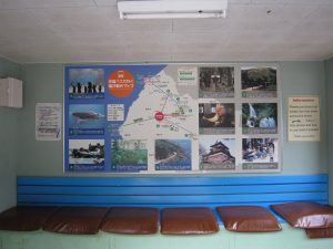 京福バス 永平寺停留所 バス待合室の中 京福バスの福井観光案内が書いてあります