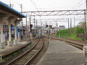 福井鉄道 越前武生駅 （旧：武生新駅） ホームから田原町方向を見る 旧型電車が留置されています