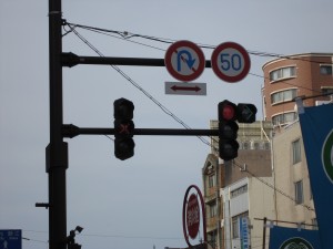 福井市 市役所前交差点 福井鉄道用の信号「↑×←」が付いています