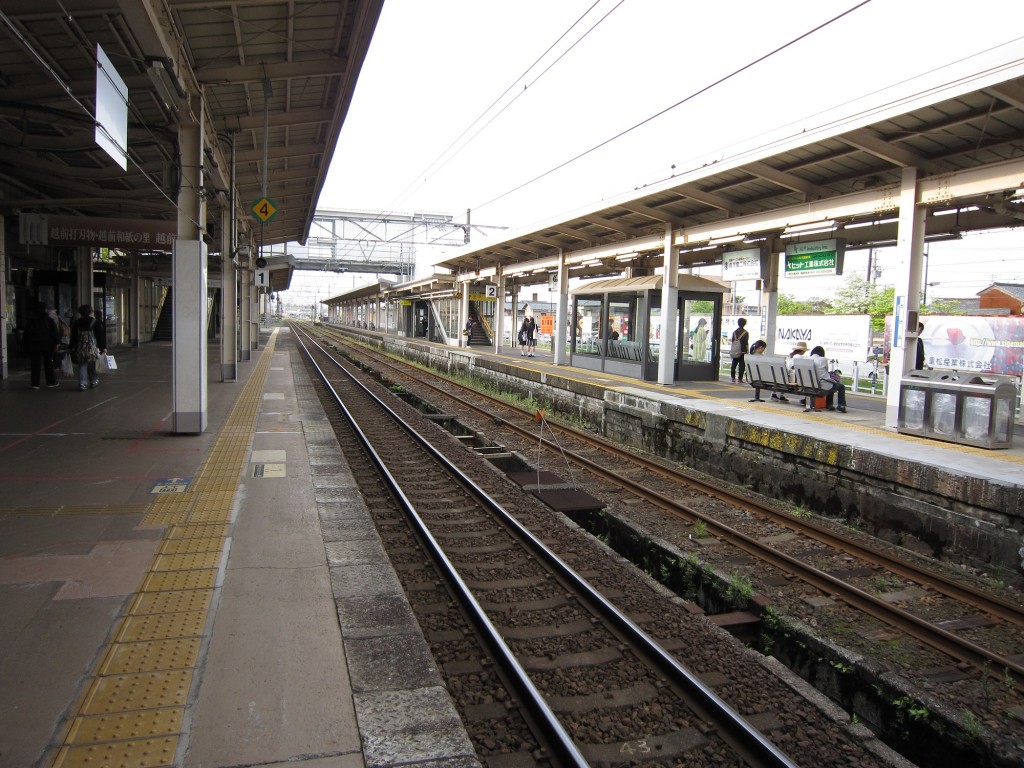 JR北陸本線 武生駅 ホーム左が1番線 右が2番線・3番線 アイプラス店長 キューティー吉本の自由旅行