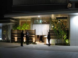 越前がに 旬のお料理 らでん 玄関 福井駅前の商業ビル ハピリンの1階にありいます