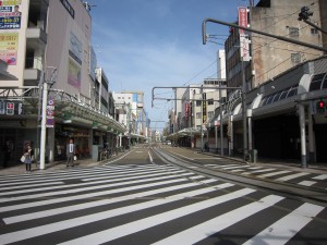 福井鉄道 福井駅付近 この路面電車沿いの商店街が、福井市のメインストリートです