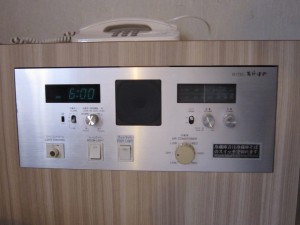 ホテル リバージュアケボノ 本館 シングルルーム ベッド脇のコントロールパネル ラジオが動くかどうかは未確認です