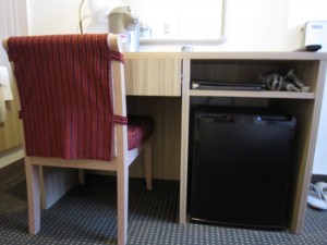 ホテル リバージュアケボノ 本館 シングルルーム デスク下 ドライヤと冷蔵庫があります