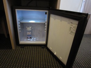 ホテル リバージュアケボノ 本館 シングルルーム 冷蔵庫の中身 ホテル特製スーパーイオン水が入っています
