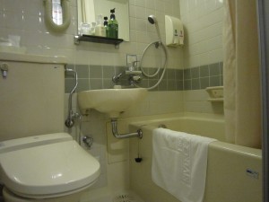 ホテル リバージュアケボノ 本館 シングルルーム バスルームとトイレ