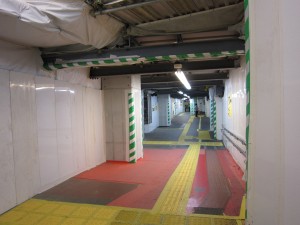 JR総武線 千葉駅 東口通路 工事中のため仮囲いが凄いことになっています