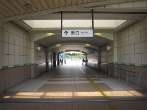 JR武蔵野線 舞浜駅 北口－南口の連絡通路