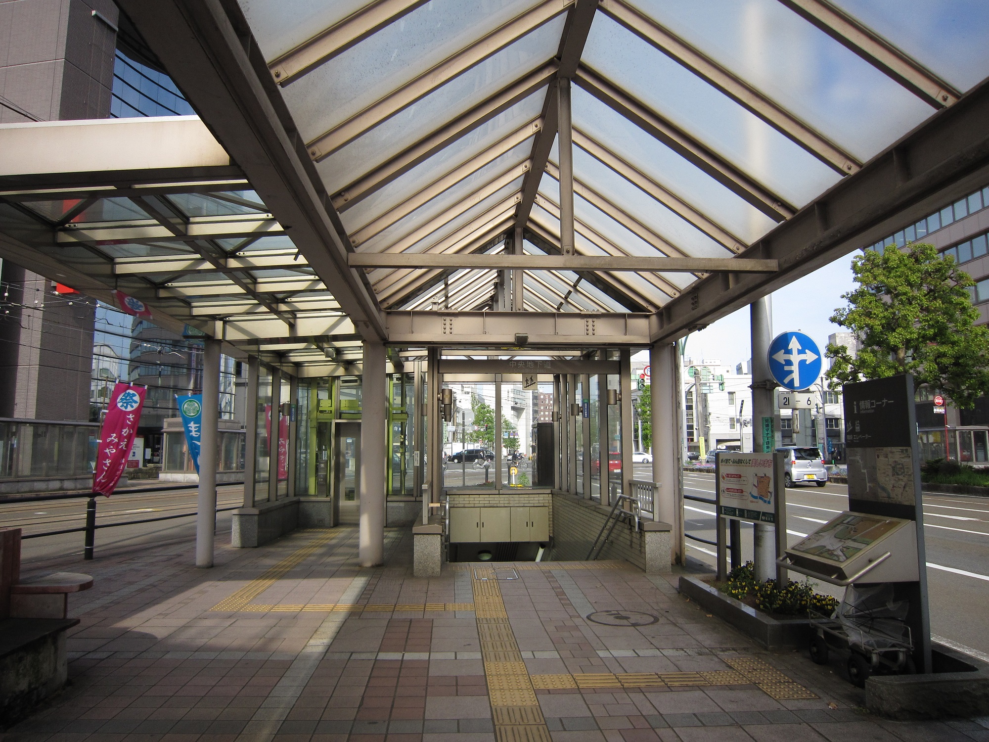 福井市のメインストリート 福井駅前大通り 地下道があるものの寸断されています