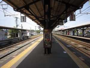 JR北陸本線 芦原温泉駅 ホーム 正面が1番線・2番線で金沢方面行きが発着します 右が3番線・4番線で福井・敦賀方面行きが発着します