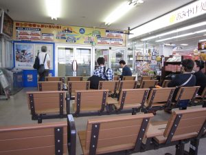 JR北陸本線 芦原温泉駅 駅待合室 セブンイレブンが運営する売店があります
