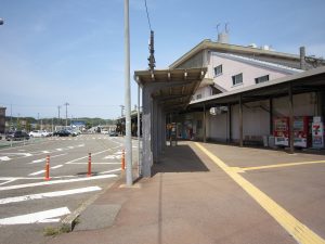 JR北陸本線 芦原温泉駅 駅前バスターミナル 京福バスが発着します バス案内所が駅舎の1階にあります