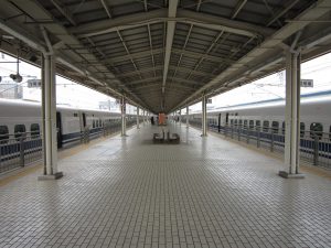 JR東海道新幹線 三島駅 5番線・6番線 5番線が新大阪方面行き、6番線が東京方面行きが発着します