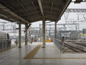 JR東海道新幹線 三島駅 新幹線ホームから新大阪方向を見る ホームの外側を電車が通過できる仕組みになっています