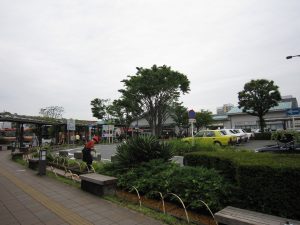 JR東海道本線 三島駅 駅前バスターミナルとタクシー乗り場 駅前に小川が流れています
