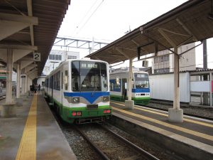 福井鉄道 越前武生駅 （旧：武生新駅） ホーム 1番線と2番線に列車が止まっています