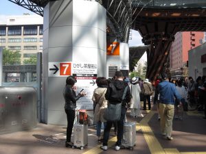 北陸鉄道バス 金沢駅前バスターミナル 7番乗り場 ひがし茶屋街方面に行きます
