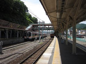 JR上越線 水上駅 ホーム 右が1番線で高崎方面行きの列車が発着します 左が2番線で越後湯沢・長岡方面の列車が発着します
