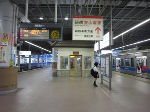 箱根登山鉄道線 小田原駅 7番線・8番線 箱根湯本行き特急ロマンスカーが発着します
