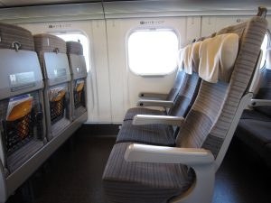 東北新幹線 やまびこ E5系 普通車指定席 シート側面 シートには枕が付いています