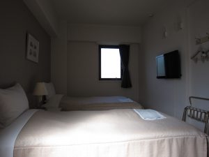盛岡ニューシティホテル ツインルーム ベッドをデスク側から撮影
