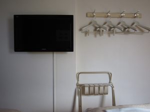 盛岡ニューシティホテル ツインルーム ベッドの壁際 テレビとハンガーがあります