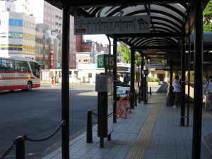 JR東北新幹線 盛岡駅 東口 都心循環バス でんでんむし 乗り場 手前が右回り 奥が左回りです