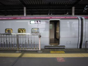 秋田新幹線 こまち E6系 側面 この列車は盛岡駅発のはやぶさとして運行されています
