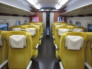 秋田新幹線 こまち E6系 普通車 室内 新幹線なのですが在来線も走るため、2列-2列です