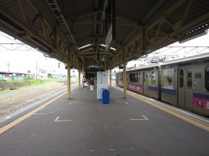 JR東北本線 花巻駅2番線・3番線 2番線は主に北上・一ノ関方面の列車が、1番線は主に盛岡方面の列車が発着します