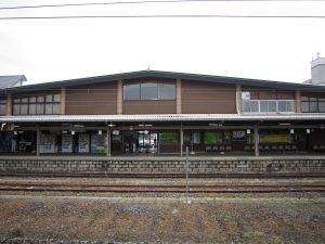 JR釜石線 花巻駅 1番線ホームと駅舎 主に釜石線の新花巻・釜石方面行きの列車が発着します