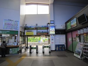 JR東北本線 花巻駅 改札口とみどりの窓口 自動改札機にはSuicaなどのICカードリーダーはついていません