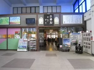 JR東北本線 花巻駅 待合室、お土産物店と立ち喰い蕎麦屋さん