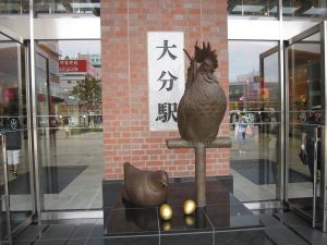 JR日豊本線 大分駅 駅前の鶏のモニュメント