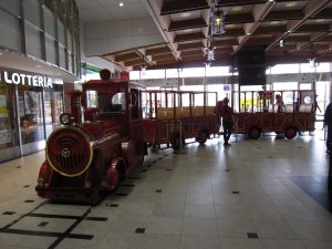 JR久大本線 大分駅 駅のコンコースを走る列車？