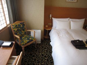 JR九州ホテルブラッサム大分 ダブルルーム 室内 空気清浄機と椅子が置いてあります