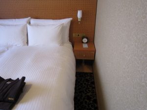 JR九州ホテルブラッサム大分 ダブルルーム ベッド脇 目覚まし時計が置いてあります