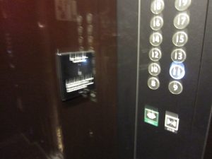 JR九州ホテルブラッサム大分 エレベーター カードキーをタッチしないとボタンを押せない仕組みになっています