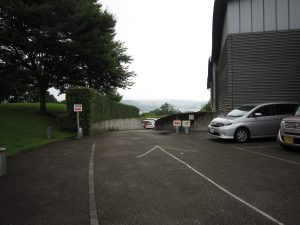 大分市美術館 駐車場 この写真の右側に、散策路への入り口があります